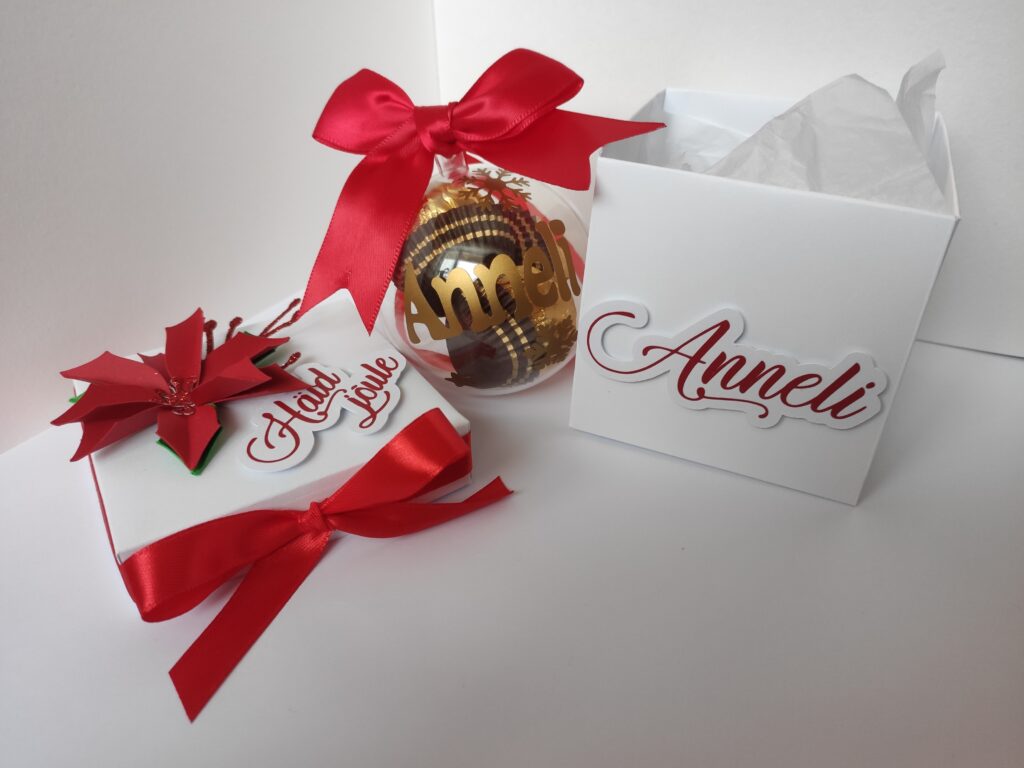 nimega, nimega jõulukuul, nimeline, nimeline jõulukuul, personaalne, personaalne jõulukuul, käsitöö, jõulud, kingitus, jõuluehe, jõuluehted, nimelised jõuluehted, meened, firmameened, firmajõulukingid, mida kinkida isale, mida kinkida emale, mida kinkida kolleegile, mida kinkida poisile, mida kinkida tüdrukule, poissõber, tüdruksõber, küünlasära, lipsuga jõuluehe, nimelised kingitused, häid jõule, kuusk, kuusekaunistus, kuuseehted, armsale, lemmikloom, kingitus lemmikloomale, karpkaart, jõulukaart, käsitöökaart, ise tehtud kaart jõuludeks, jõuludeks, kingitus