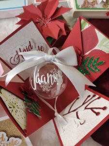 nimega, nimega jõulukuul, nimeline, nimeline jõulukuul, personaalne, personaalne jõulukuul, käsitöö, jõulud, kingitus, jõuluehe, jõuluehted, nimelised jõuluehted, meened, firmameened, firmajõulukingid, mida kinkida isale, mida kinkida emale, mida kinkida kolleegile, mida kinkida poisile, mida kinkida tüdrukule, poissõber, tüdruksõber, küünlasära, lipsuga jõuluehe, nimelised kingitused, häid jõule, kuusk, kuusekaunistus, kuuseehted, armsale, lemmikloom, kingitus lemmikloomale, karpkaart, jõulukaart, käsitöökaart, ise tehtud kaart jõuludeks, jõuludeks, kingitus